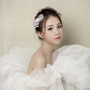 18少爷KTV被Gay囗互
