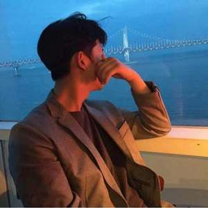 18少爷KTV被Gay囗互
